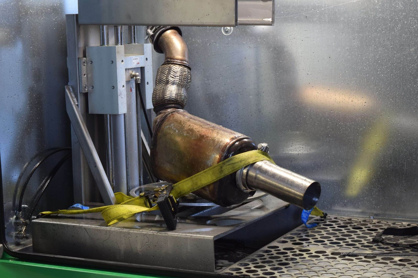 Advanced Vehicle Diagnostics Scanner Machine inside Workshop